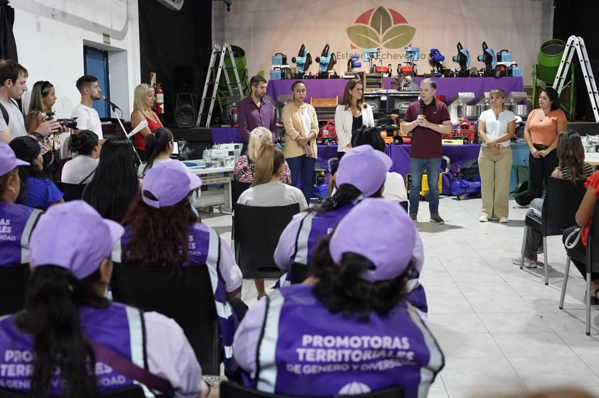 Esteban Echeverría: el intendente entregó insumos a mujeres emprendedoras