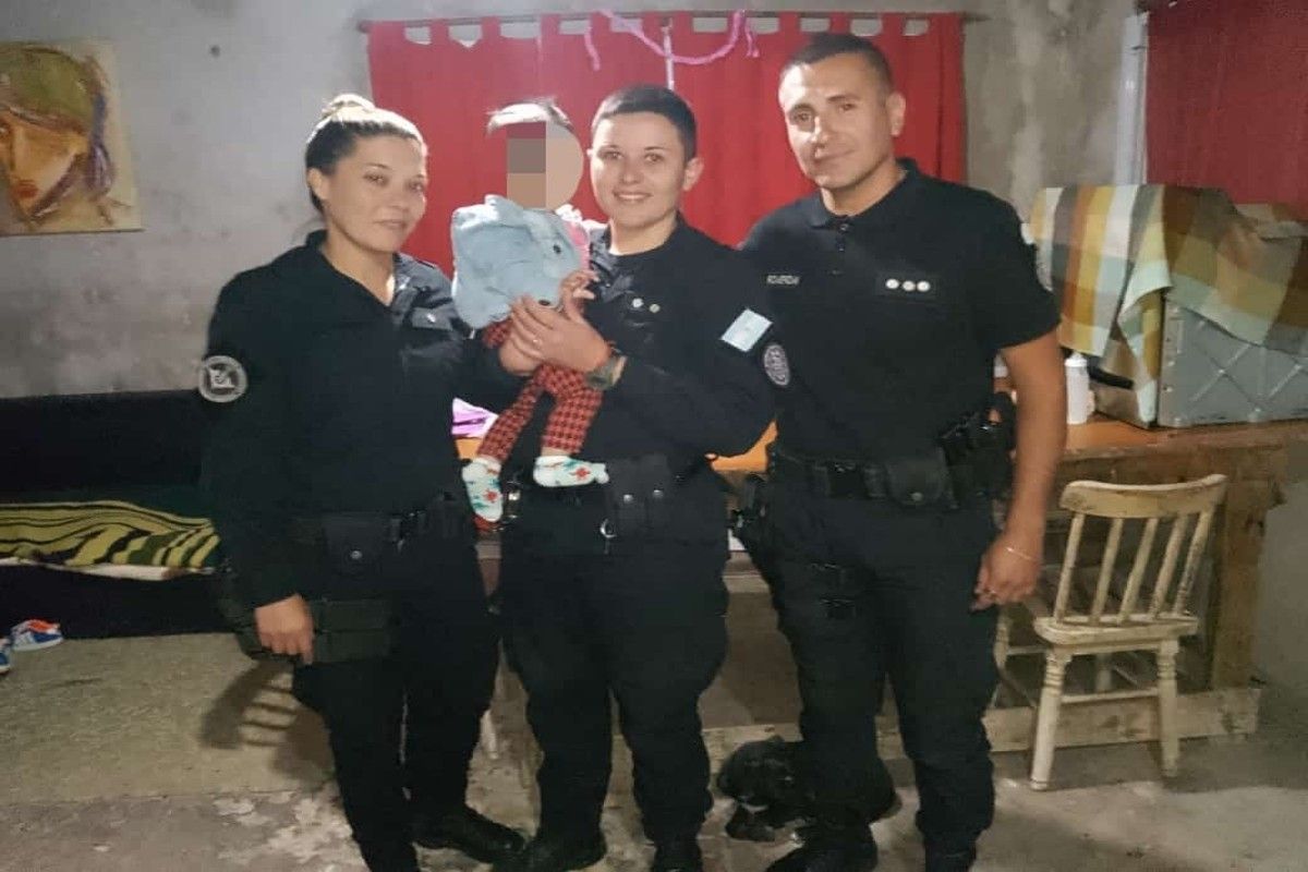 Milagro en Ezeiza: policías le hicieron RCP a una bebé y le salvaron la vida