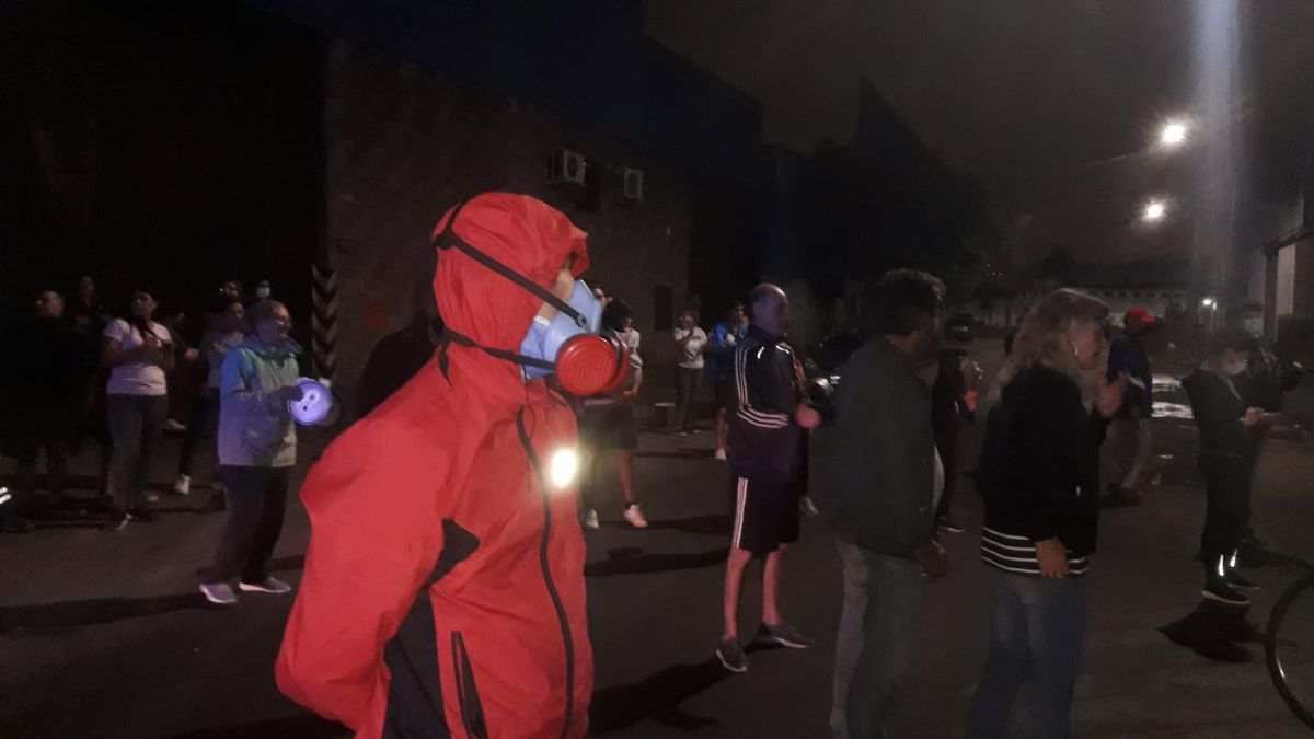 Protesta de vecinos de Lanús a medianoche contra las graserías: No podemos respirar