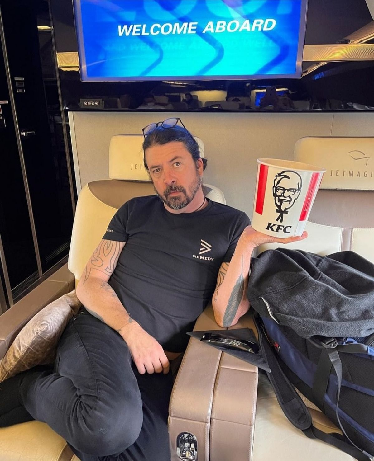 Dave Grohl, cantante de Foo Fighters, con el balde del KFC de Monte Grande.