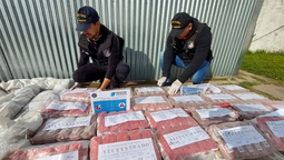 prefectura incinero dos toneladas de alimentos vencidos encontrados en galpones de piqueteros