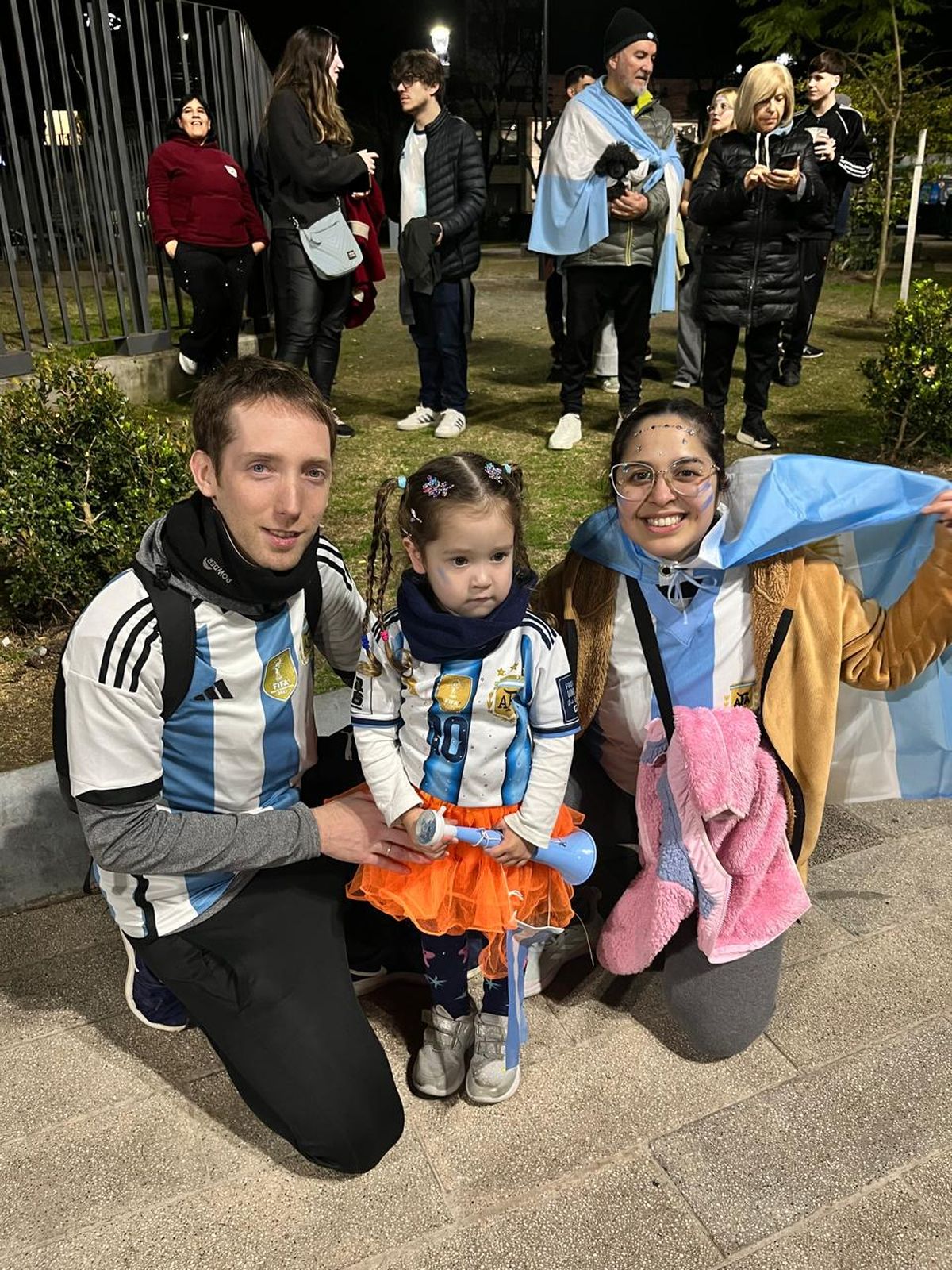 Nicolás, Belén y su hija Alina celebraron por primera vez un festejo mundialista en la Plaza Grigera. Nicolás, Belén y su hija Alina celebraron por primera vez un festejo mundialista en la Plaza Grigera.