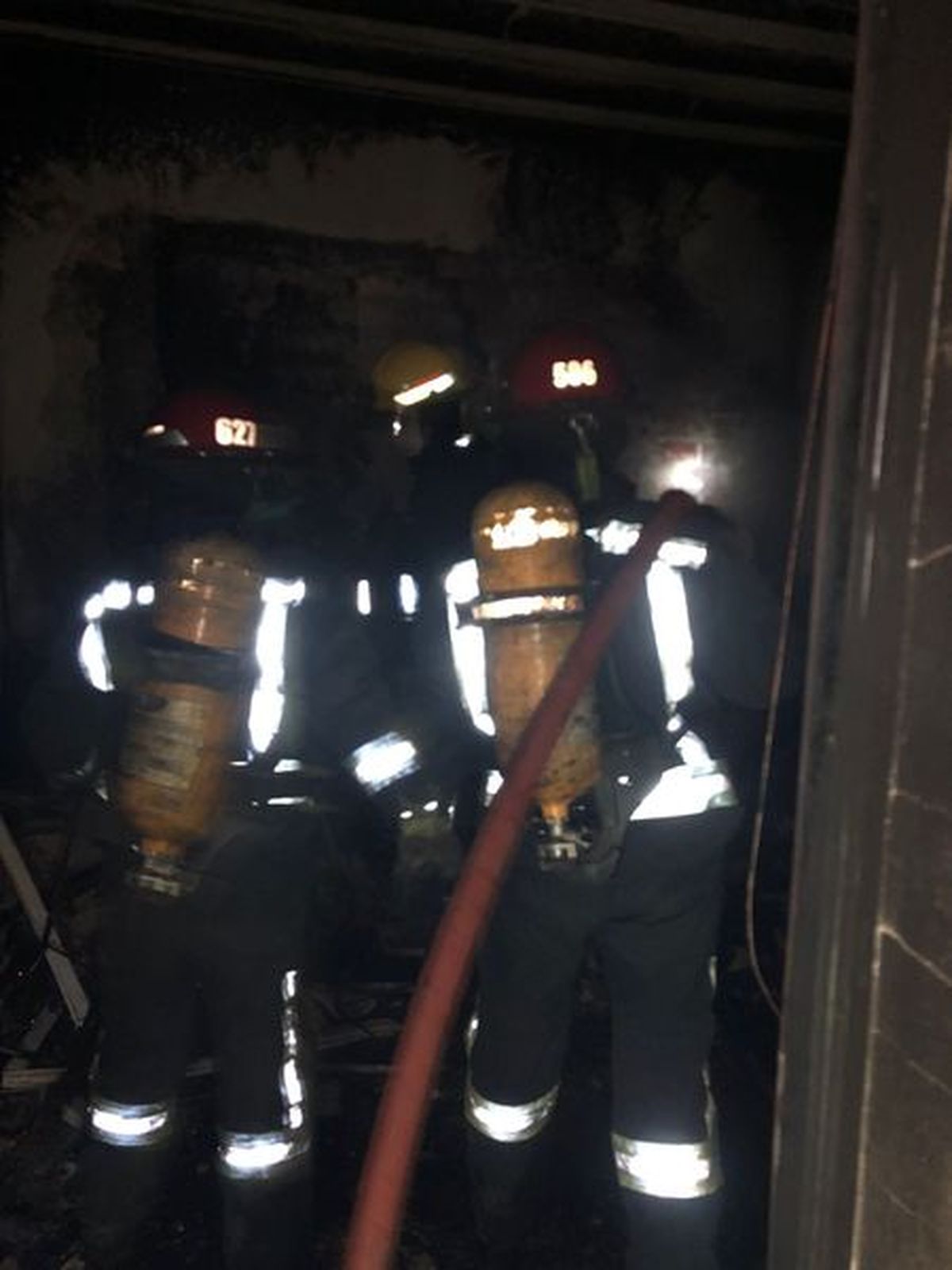 Los Bomberos de Almirante Brown trabajaron en la extinción del incendio en la vivienda.