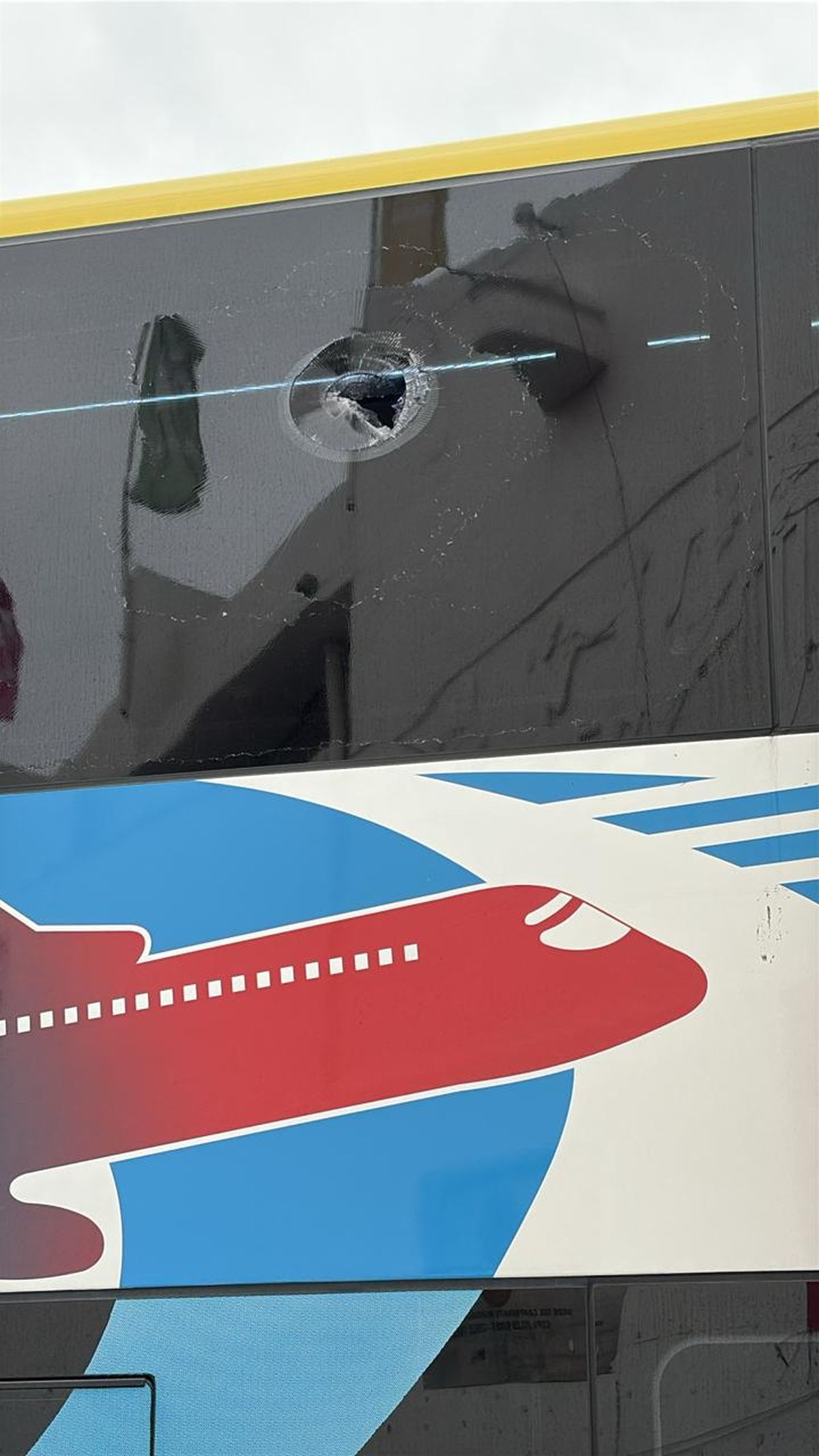 El piedrazo impactó en el micro en el que iban los jugadores de Lanús. El piedrazo impactó en el micro en el que iban los jugadores de Lanús.