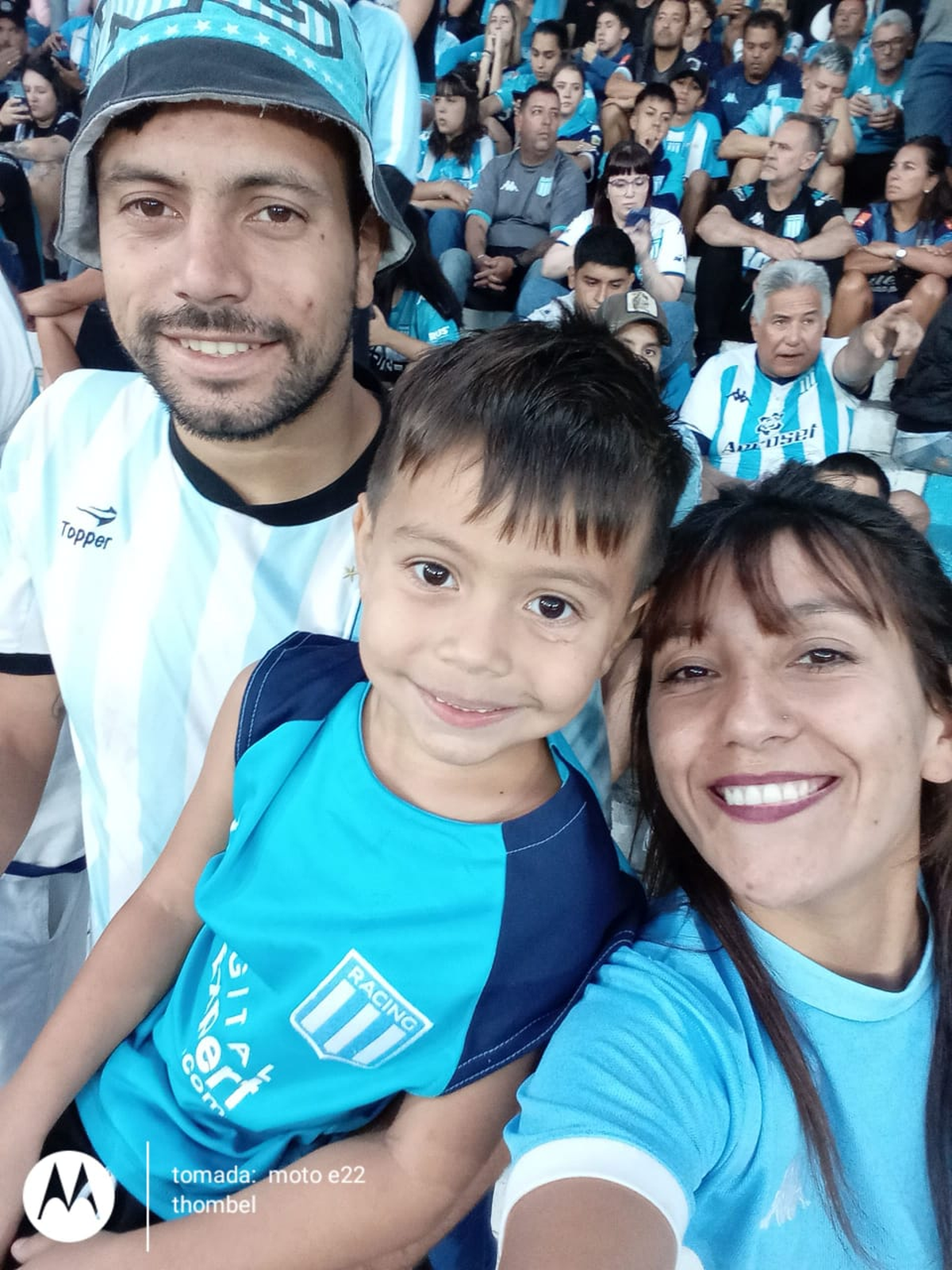 El joven junto a su esposa e hijo en la cancha de Racing.