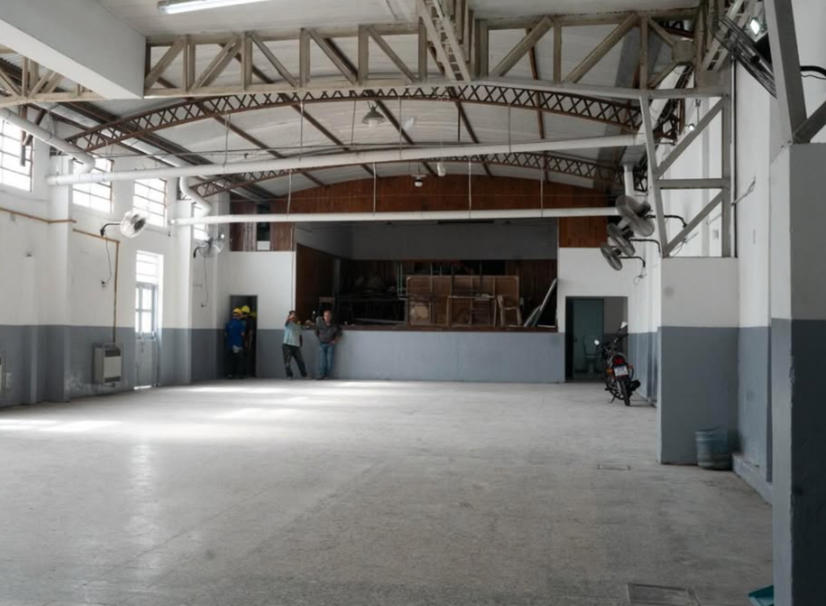 Se incorpor&oacute; un nuevo sector de sanitarios, &aacute;reas administrativas y se recuper&oacute; el Sal&oacute;n de Usos M&uacute;ltiples (SUM) de la escuela ubicada en Lomas.