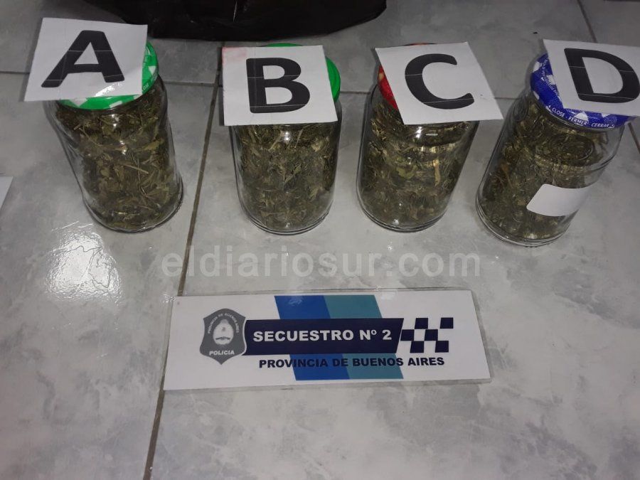 Secuestro. Cuatro frascos de marihuana; parte de la droga que se le encontró a la dealer narco capturada en Ezeiza por la Delegación Antinarcotráfico.