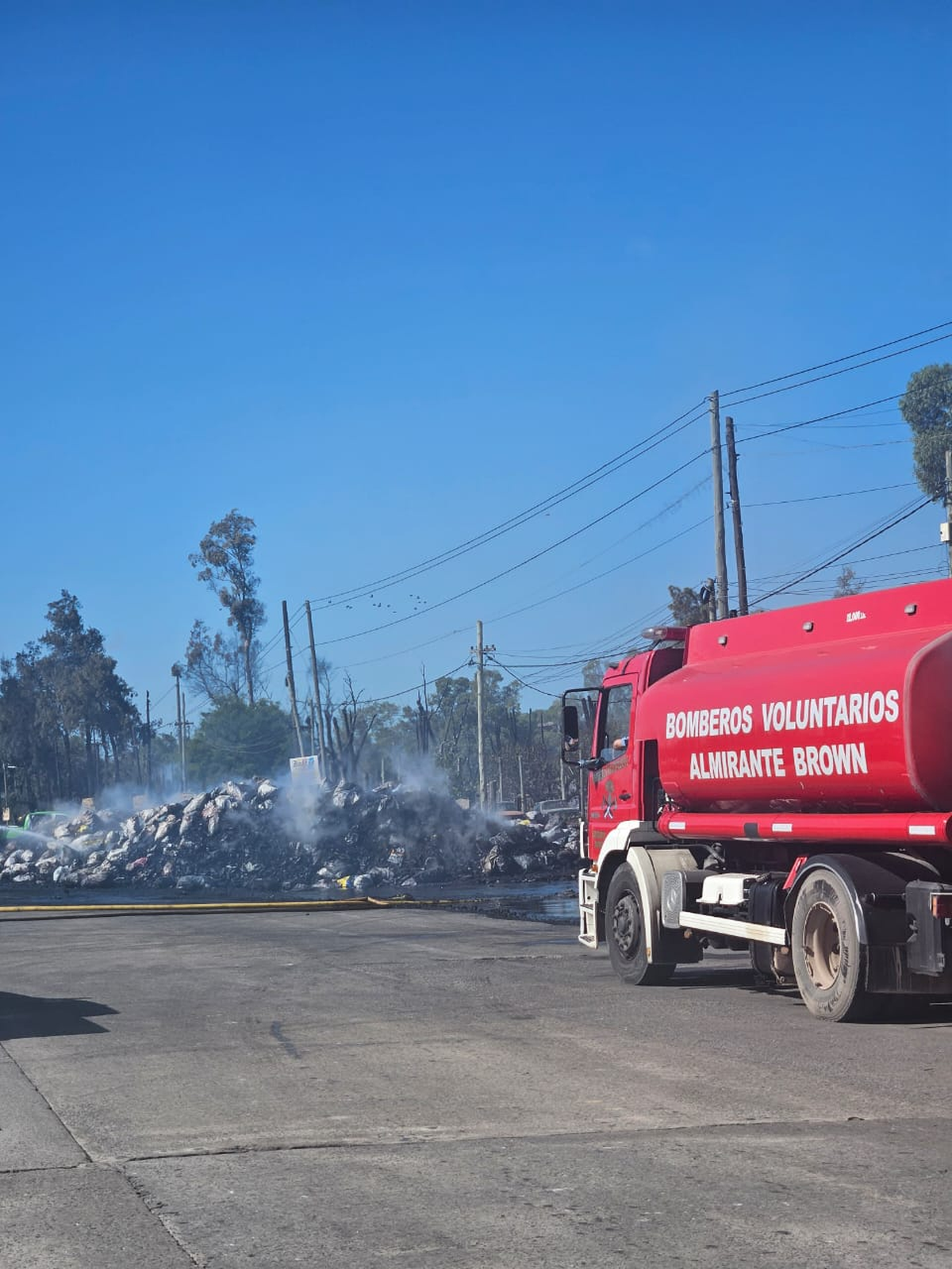 El fuego comenzó alrededor de las 23 horas de este martes.