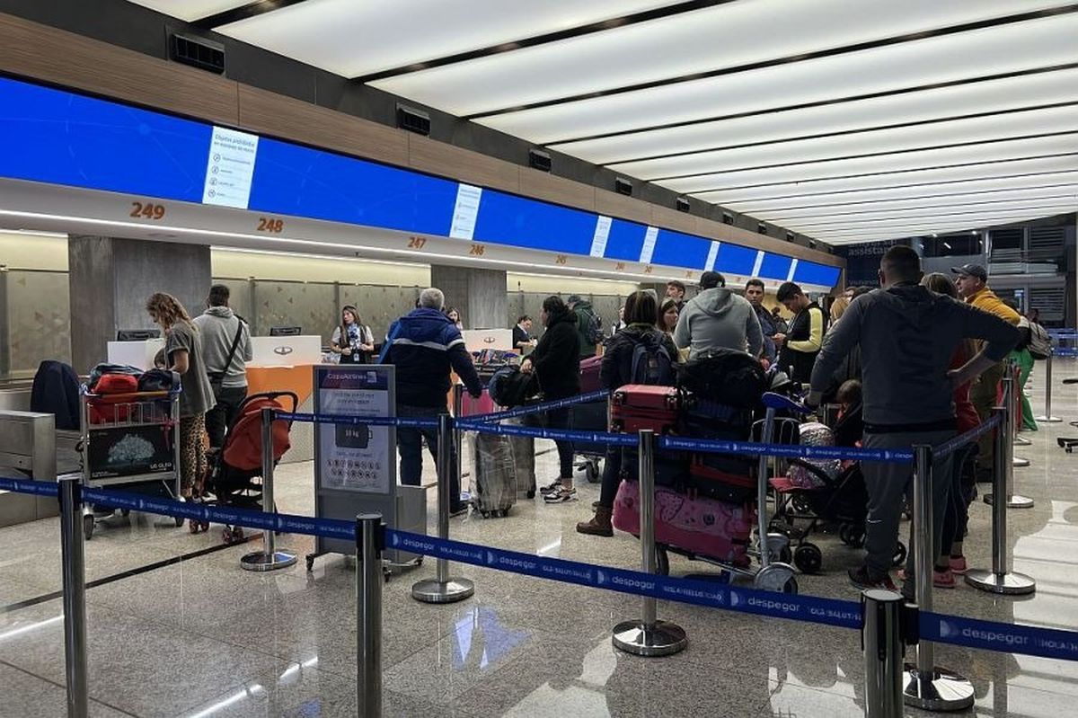 Vuelos demorados en los aeropuertos de Ezeiza y Aeroparque por una asamblea de pilotos Vuelos demorados en los aeropuertos de Ezeiza y Aeroparque por una asamblea de pilotos