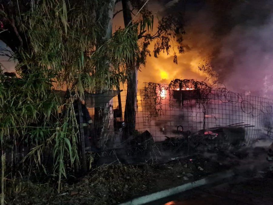 Feroz incendio en una maderera de Lomas de Zamora.