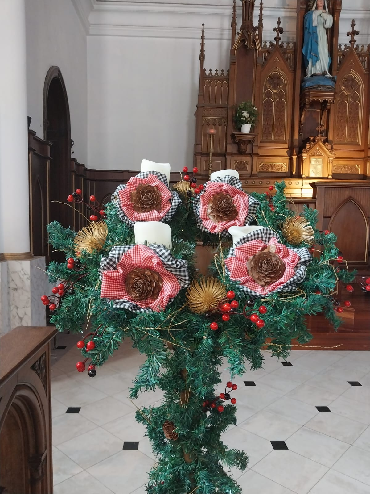 La corona de Adviento de la Parroquia de Monte Grande. 