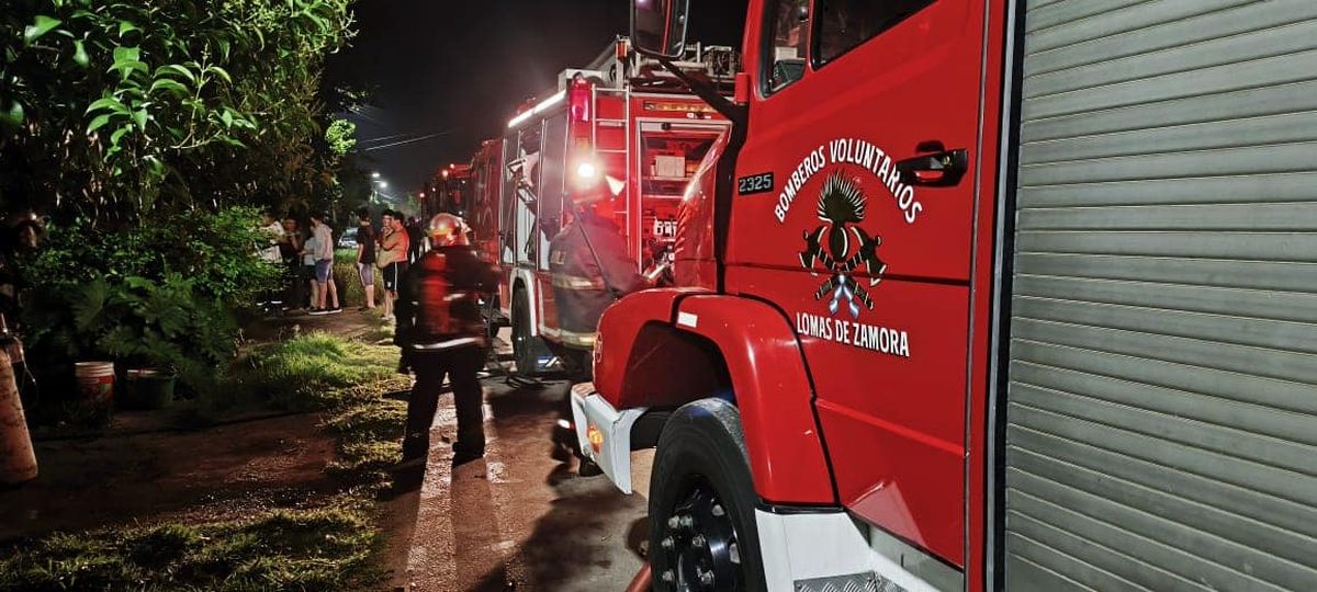 Los Bomberos de Lomas de Zamora encabezaron un prolongado operativo en el lugar. 