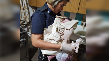 Policías ayudaron a una vecina de Luis Guillón a dar a luz en su casa