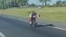 filmaron un motociclista haciendo superman en la autopista ezeiza-canuelas