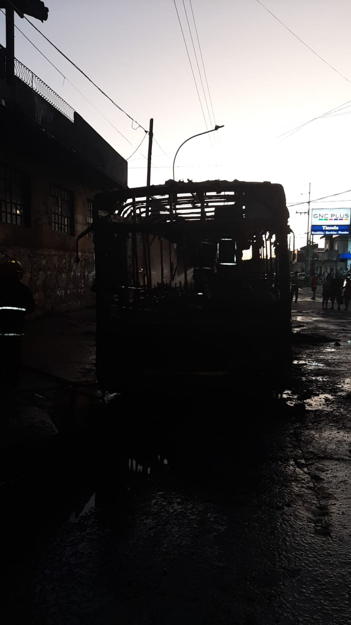 Susto por un incendio en un colectivo de la línea 247 en Lomas