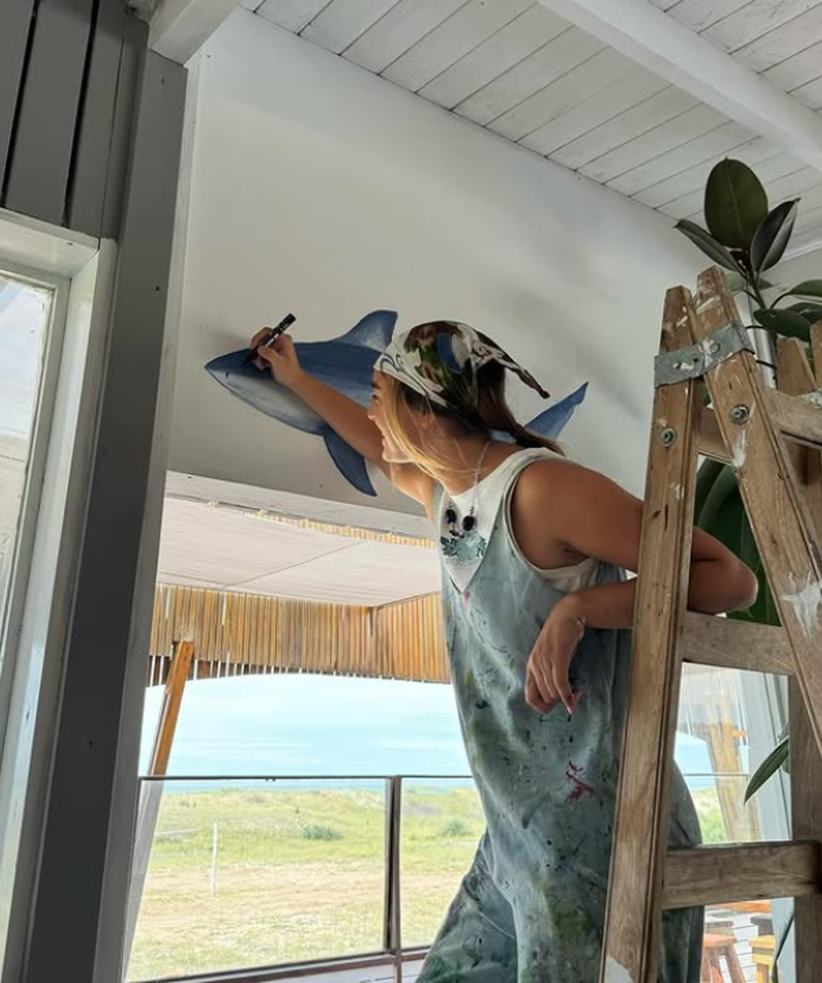 La vecina comenzó a pintar murales durante sus viajes.