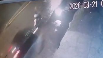 Denuncian que un automovilista chocó a una moto en Longchamps y se dio a la fuga: hay dos heridos graves