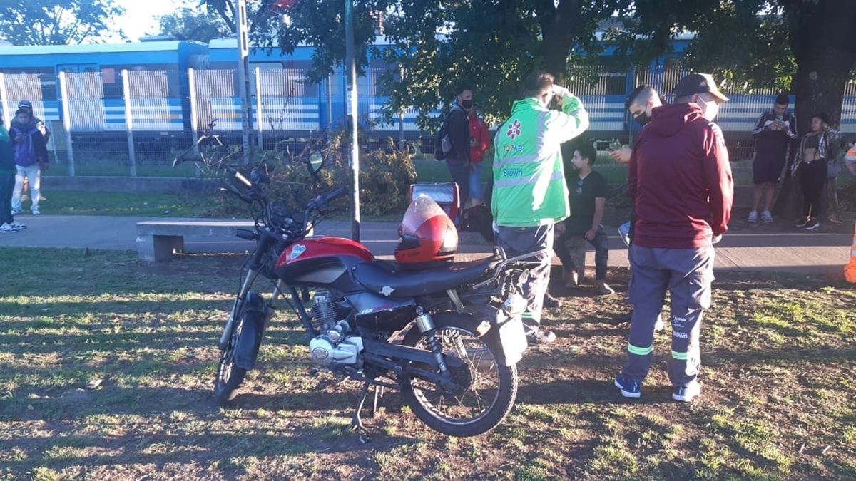 La moto embestida por una formación del Tren Roca en Rafael Calzada.