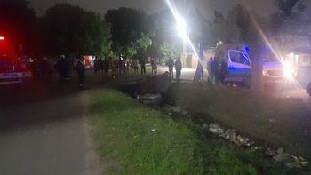 Almirante Brown: un hombre cayó con su auto a una zanja y debió ser rescatado