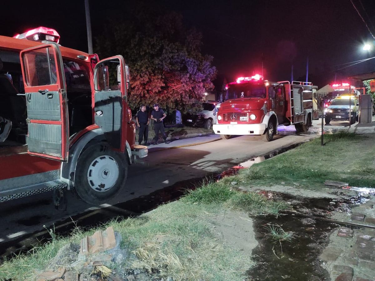 Tres dotaciones de bomberos trabajaron en el incendio de la casa de Burzaco.
