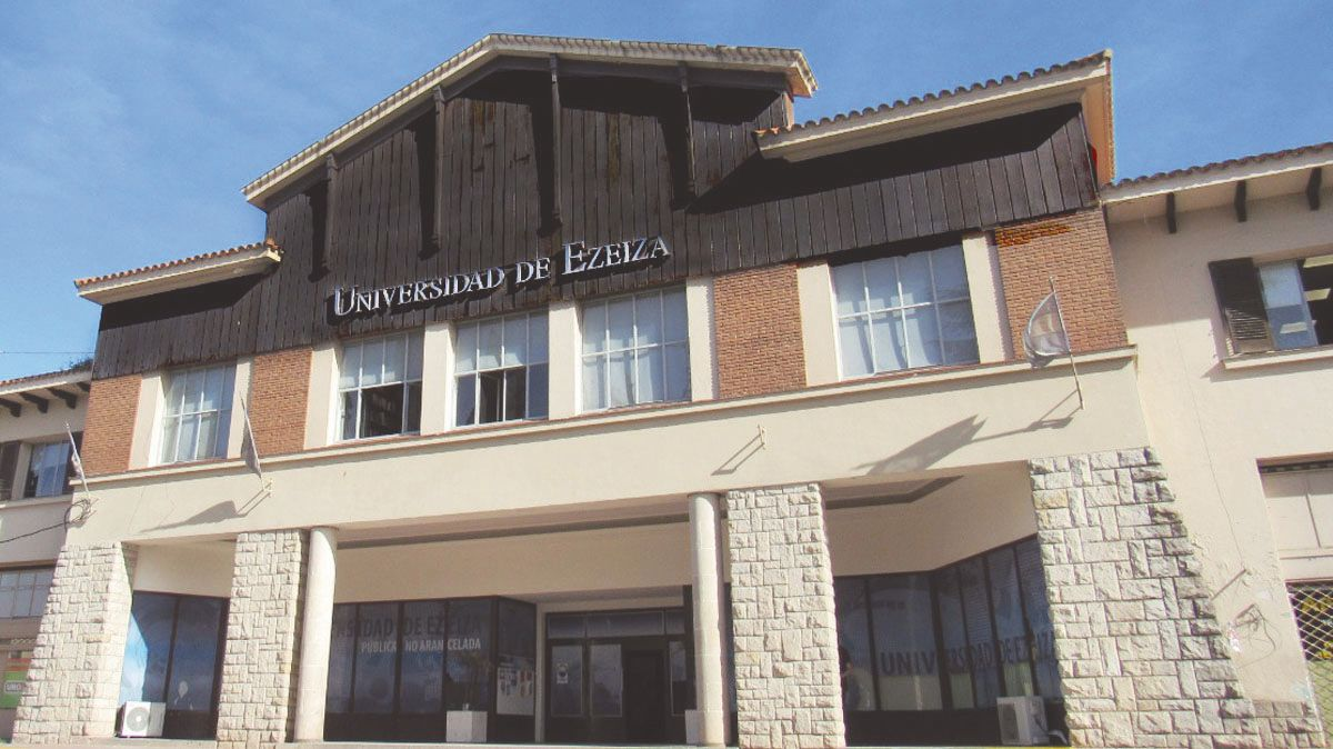 La Universidad de Ezeiza se encuentra en Barrio Uno.