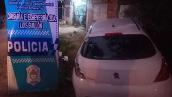 Motochorros robaron un auto en Luis Guillón y terminaron chocando contra un patrullero
