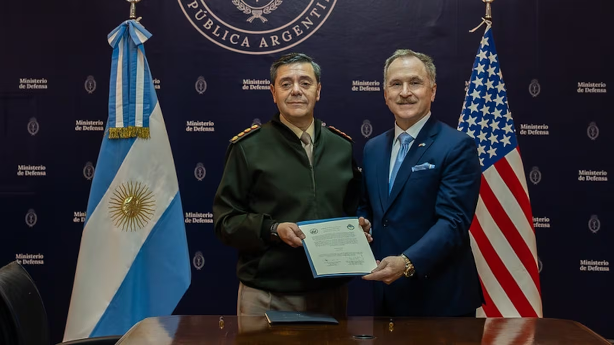 Los acuerdos fueron firmados por el ministro de Defensa, Carlos Presti, y el embajador estadounidense en Argentina, Peter Lamelas.