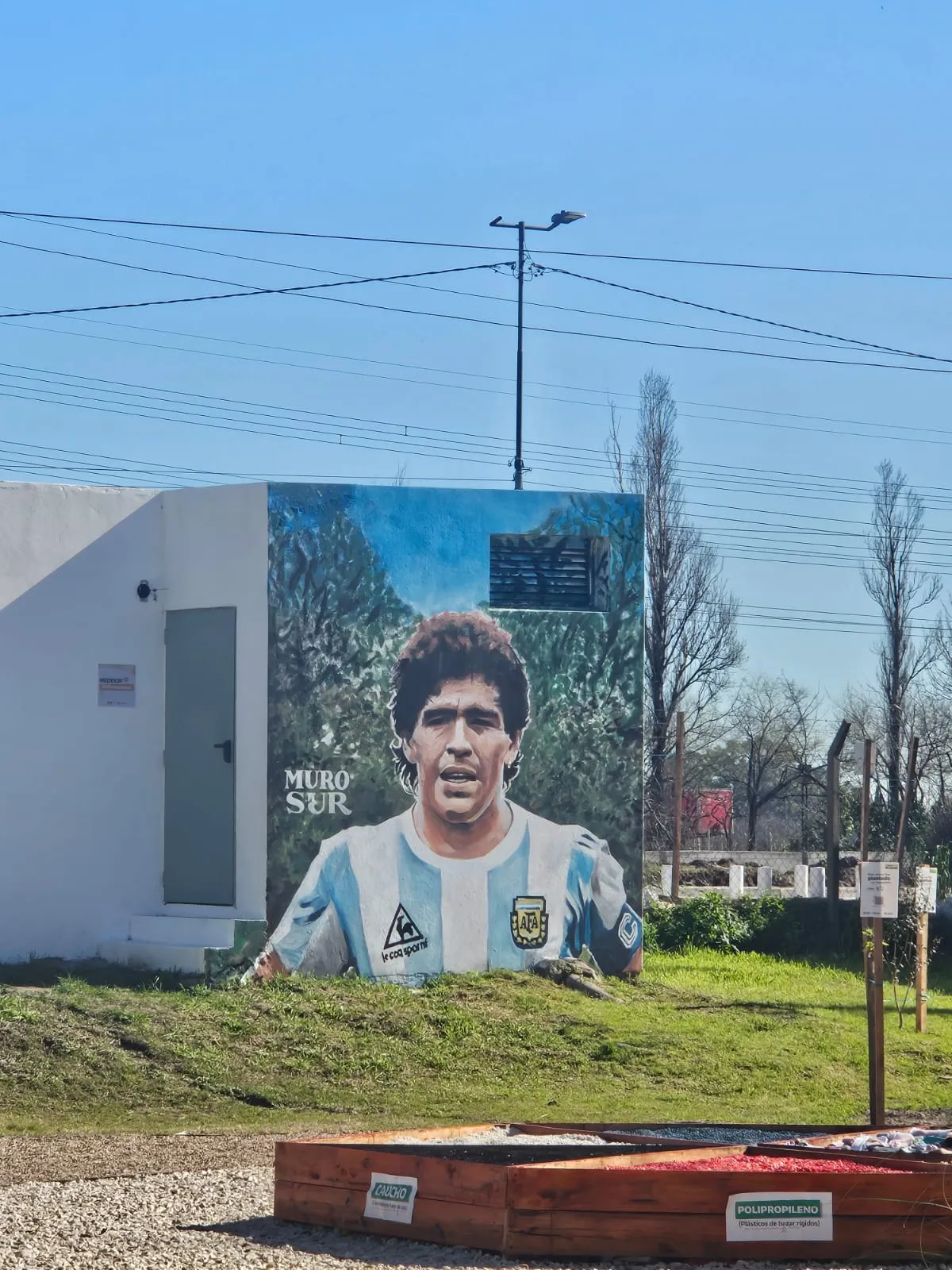 El espacio cuenta con un mural de Maradona. El espacio cuenta con un mural de Maradona.
