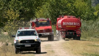 Incendio en Ezeiza: el fuego avanza en un descampado y trabajan varias dotaciones de Bomberos