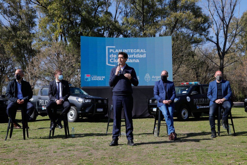 Eduardo de Pedro encabezó la entrega de patrulleros a Lomas de Zamora.