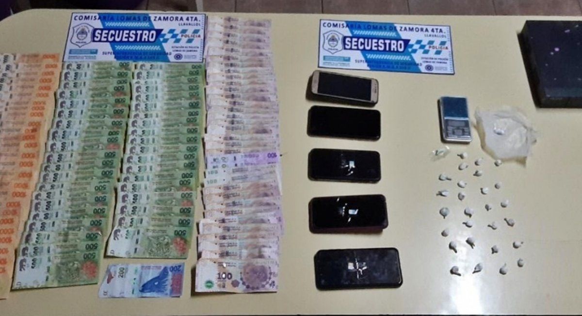 Dinero, celulares y droga incautada en el allanamiento en Llavallol.