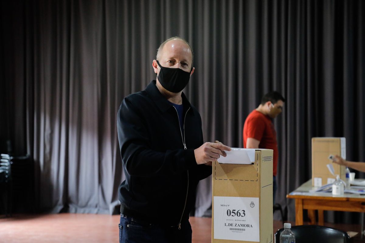 Martín Insaurralde emitiendo su voto en Banfield.