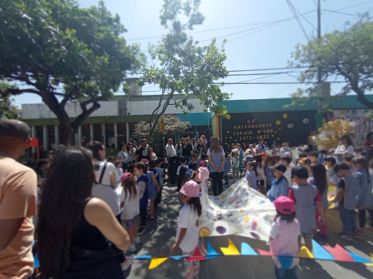 La comunidad del Jardín de infantes n° 908 de Monte Grande celebró el 50 aniversario de la institución educativa.