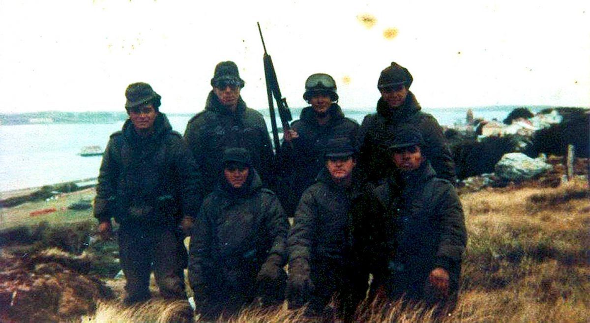 Roberto Barrientos (el segundo parado de izquierda a derecha) durante la guerra de Malvinas.
