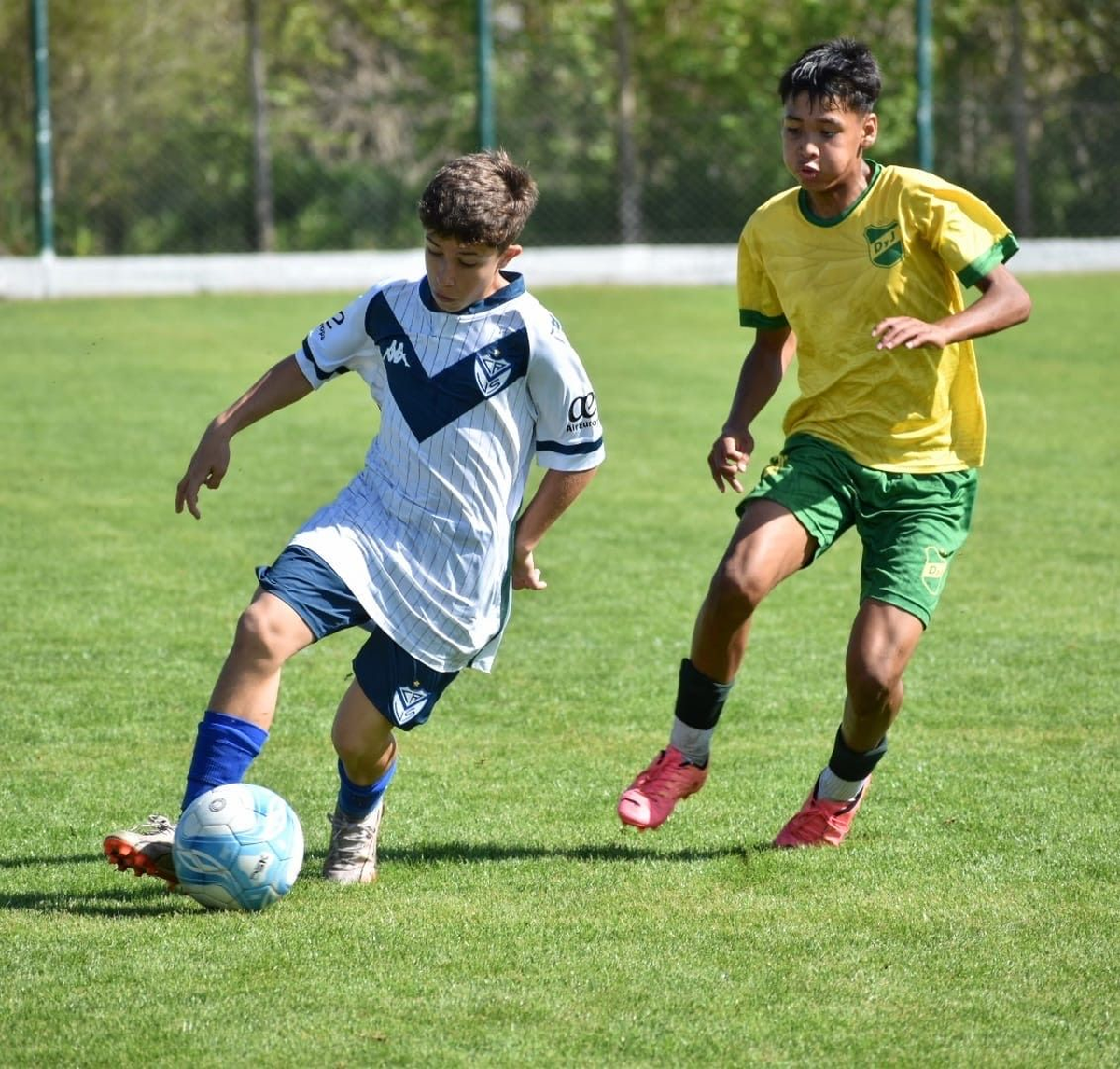 Antes de Huracán, Valentino jugó en Vélez.