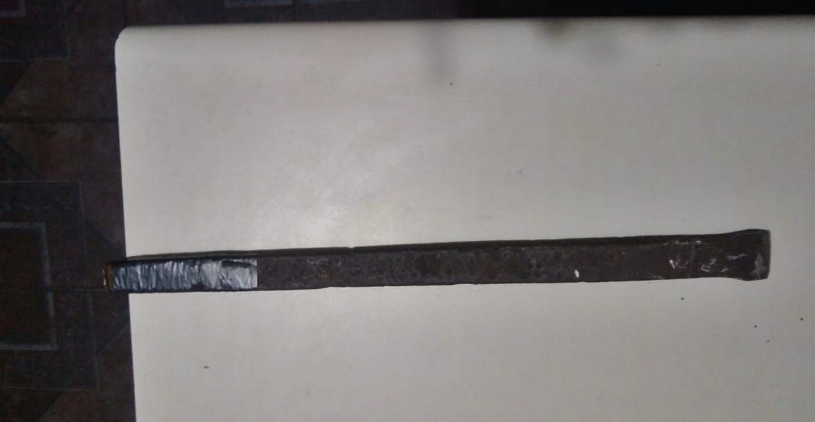 Barreta que utilizaron los j&oacute;venes para forzar la reja.