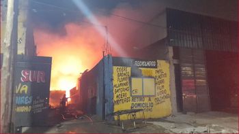 Terrible incendio en dos depósitos en Lomas: trabajaron 35 bomberos.