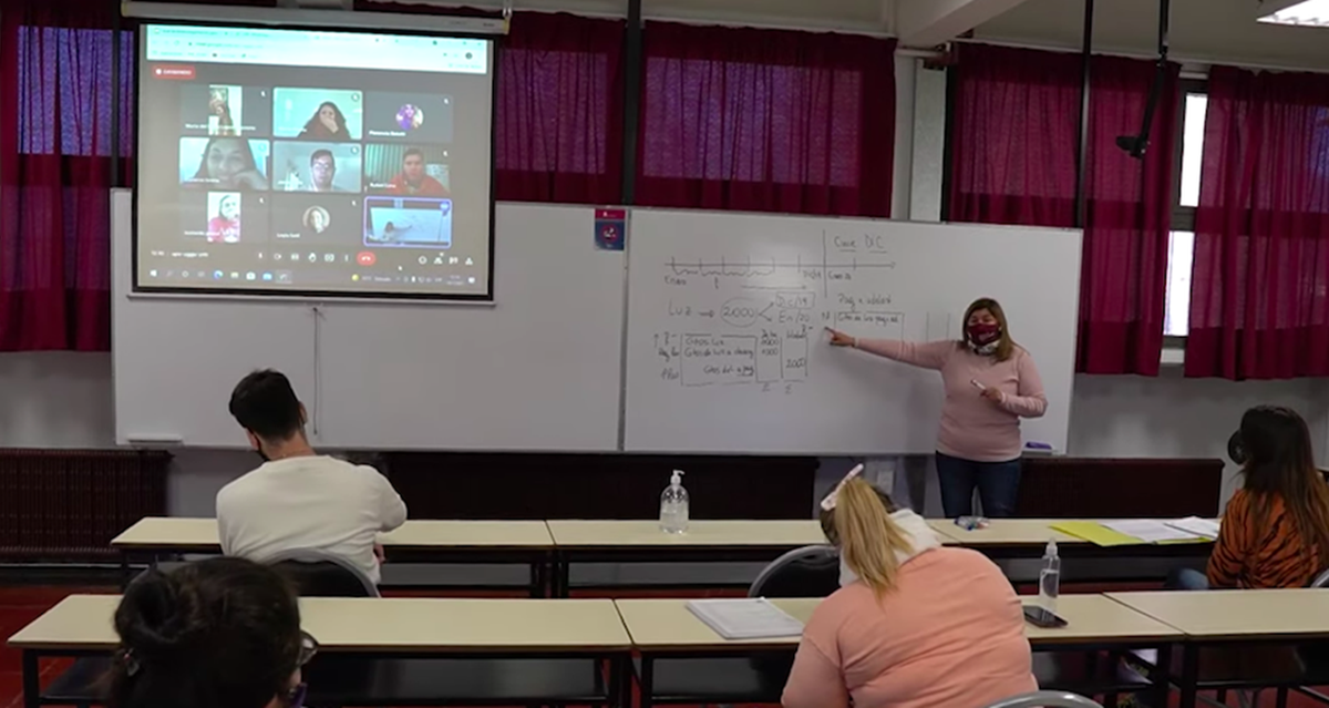 El sistema de aulas h&iacute;bridas permite a la UNLZ dar clases presenciales y virtuales en simult&aacute;neo.