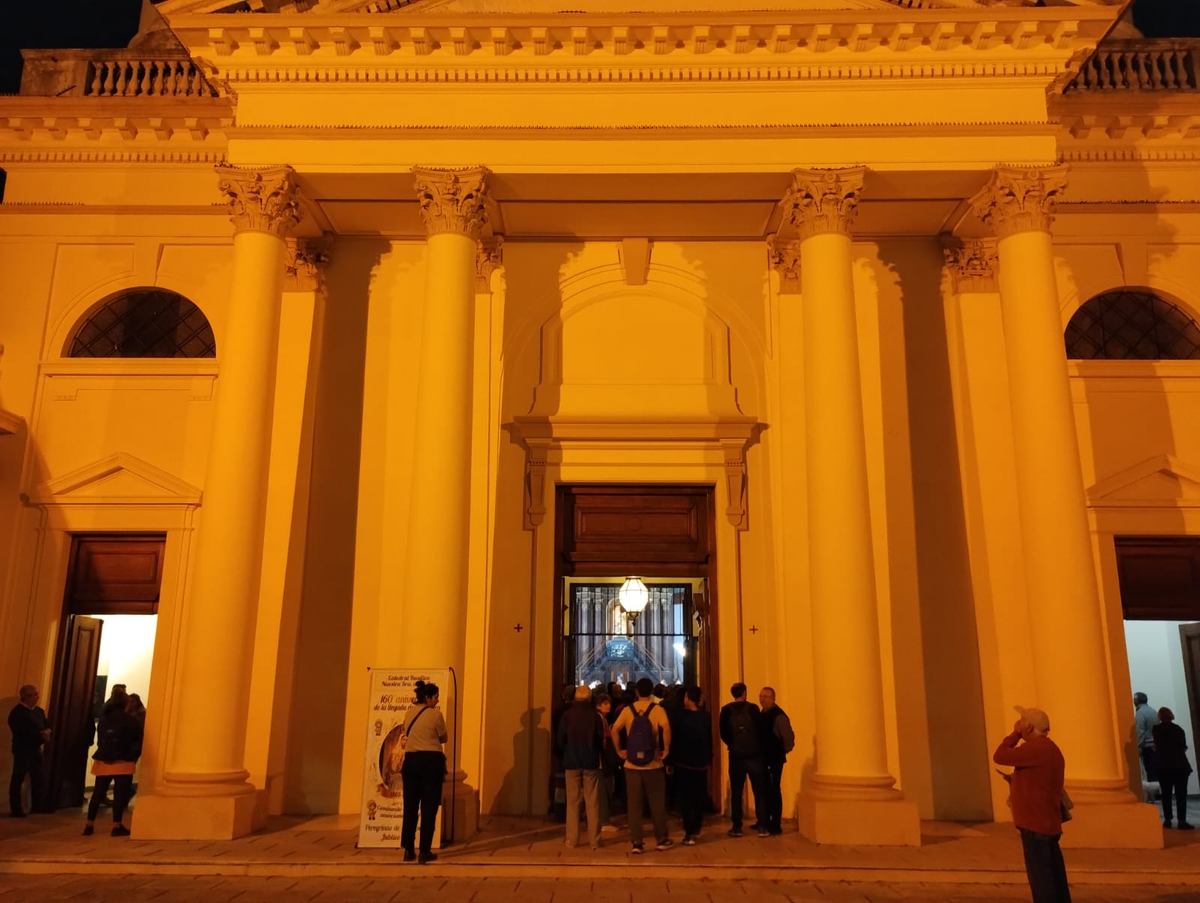 Fueron tantos los vecinos que se sumaron a la misa que varios de ellos tuvieron que participar desde afuera de la Catedral.