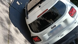 temperley: una camioneta perdio el control, subio a la vereda y volco