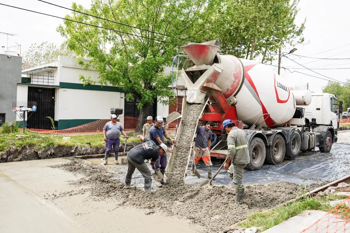Las obras de bacheo que se llevan adelante en Lomas. 