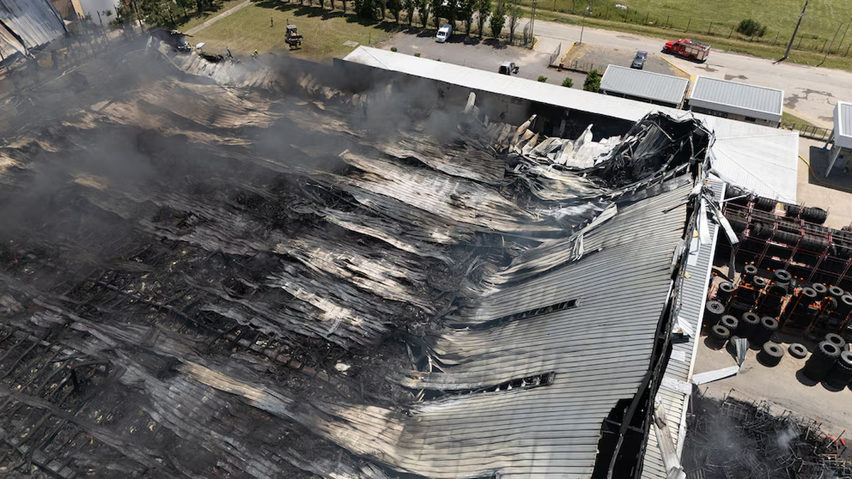 Los restos de las plantas afecatadas por el incendio del Polo Industrial de Ezeiza. Los restos de las plantas afecatadas por el incendio del Polo Industrial de Ezeiza.