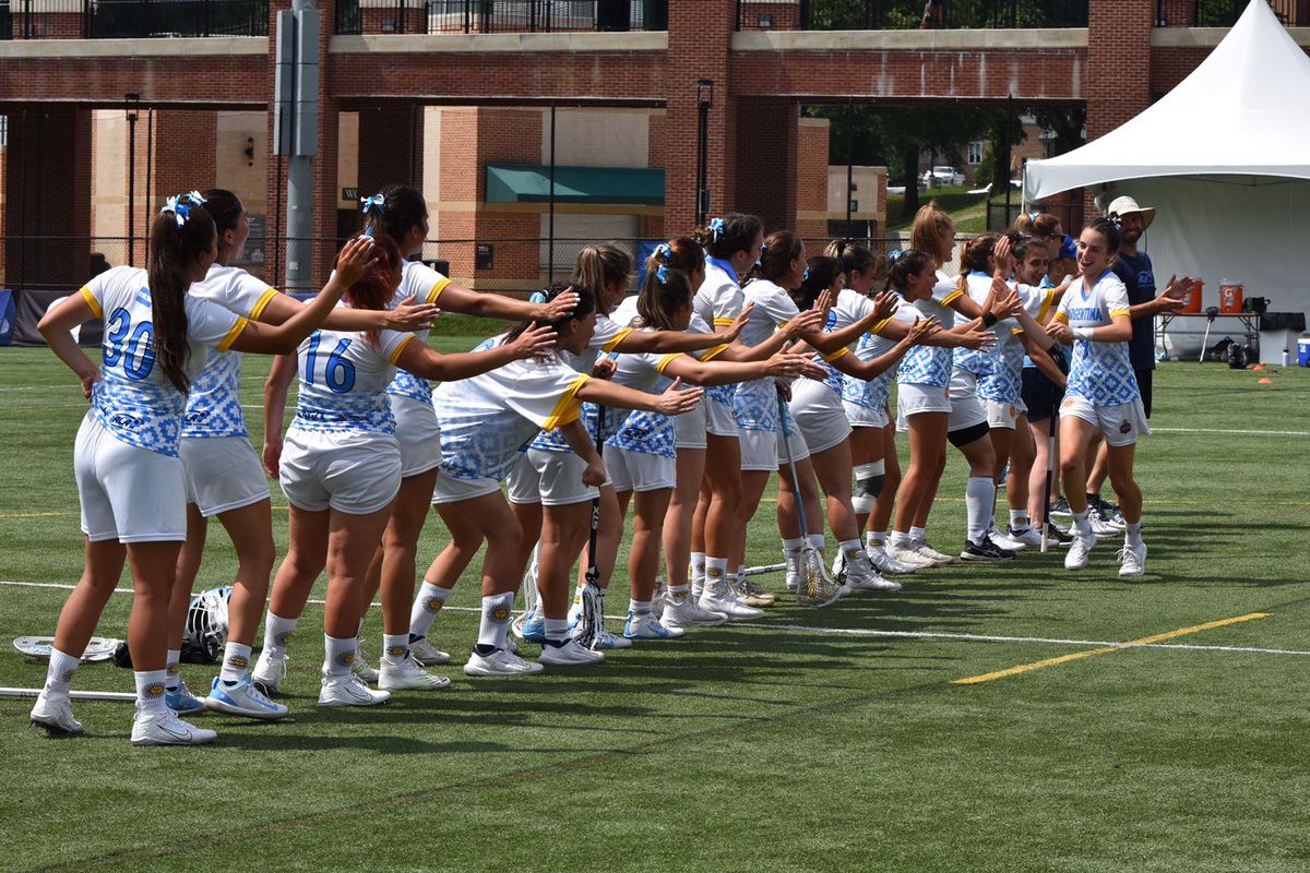 La Selección Argentina de lacrosse luego de su primera victoria.