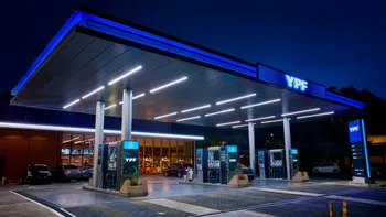 YPF lanza plan para cargar nafta más barato de madrugada