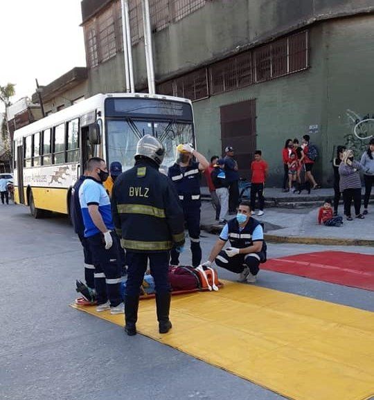 Violento choque entre un colectivo y un camión en Villa Fiorito nueve heridos