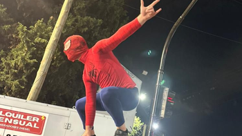 El Hombre Araña que causa sorpresa en la región
