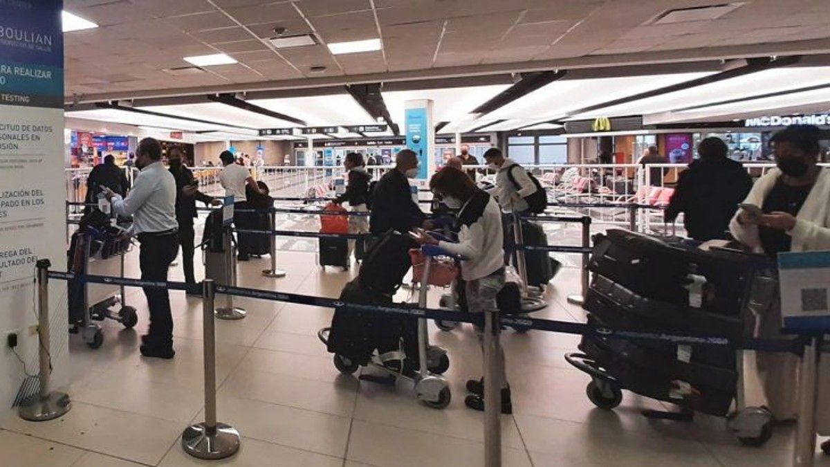 Aeropuerto de Ezeiza: hizo una amenaza de bomba para que su novio no pierda el avión