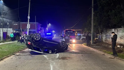 temperley: impacto contra un auto estacionado y volco en plena calle
