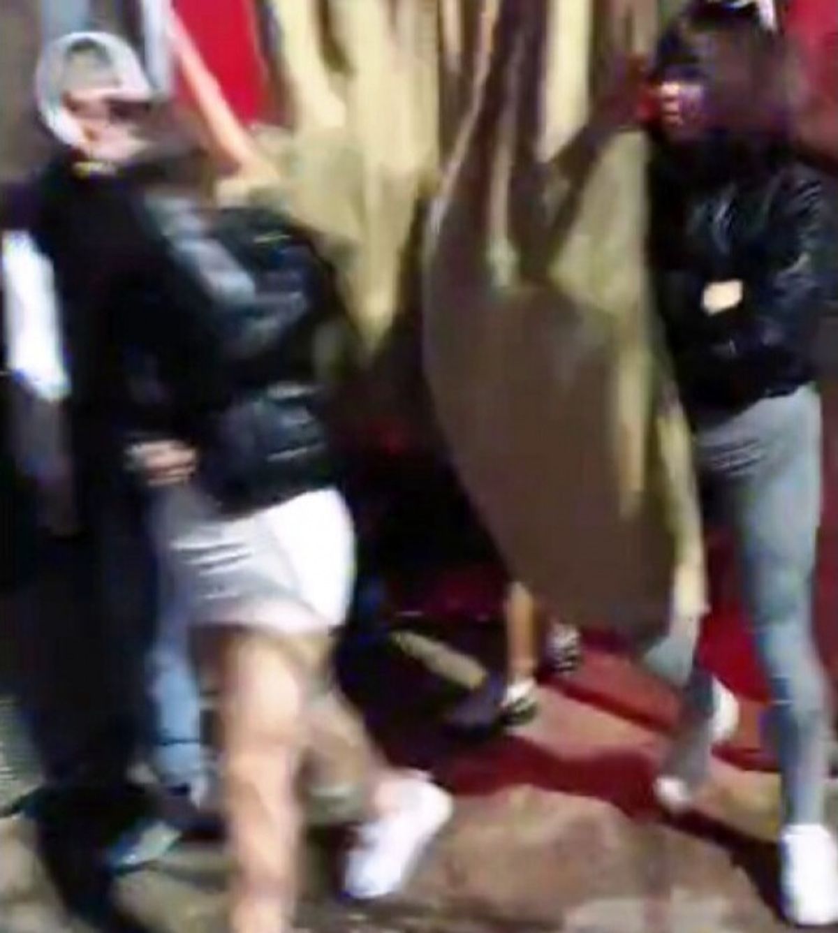 Los jóvenes saliendo de la fiesta clandestina en Lanús.