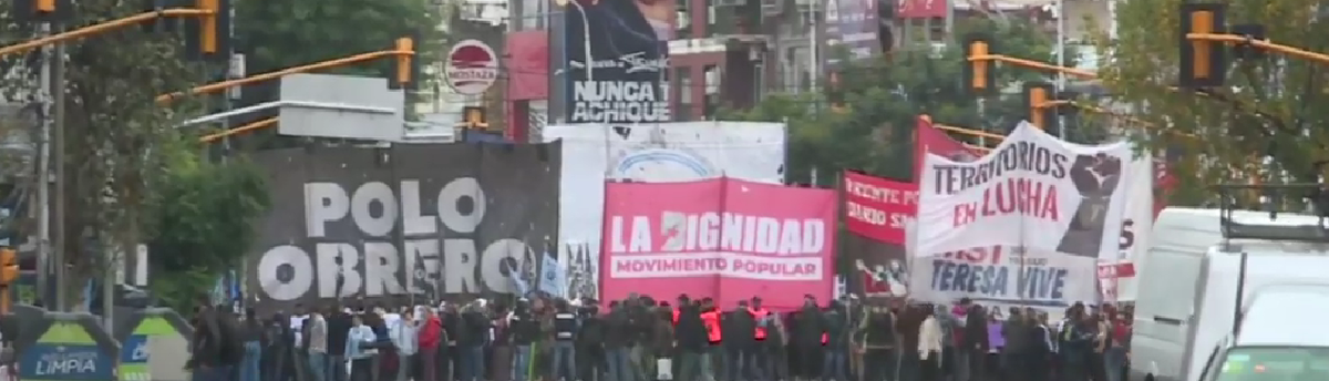 Manifestantes protestan este jueves en el Puente Pueyrredón, entre Avellaneda y la Ciudad de Buenos Aires.